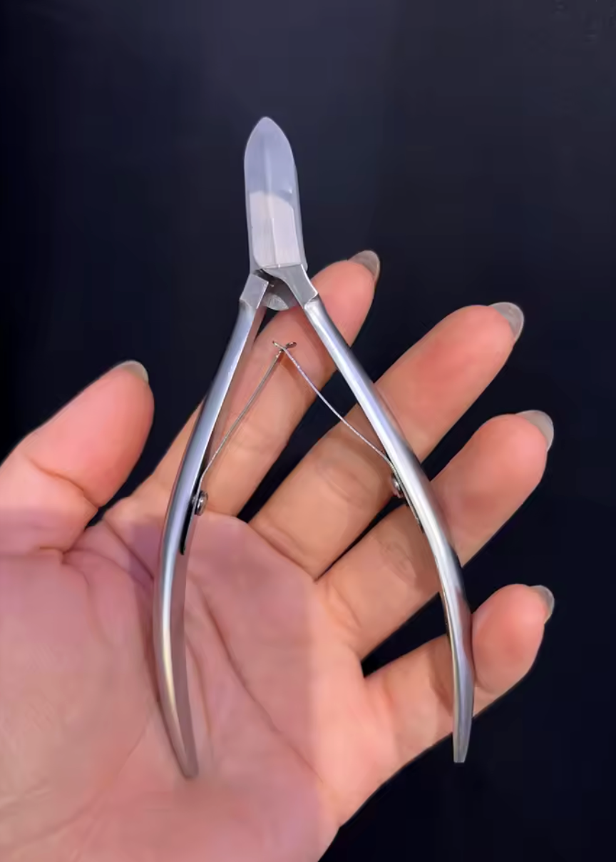 Pince à cuticules (pince à envies)